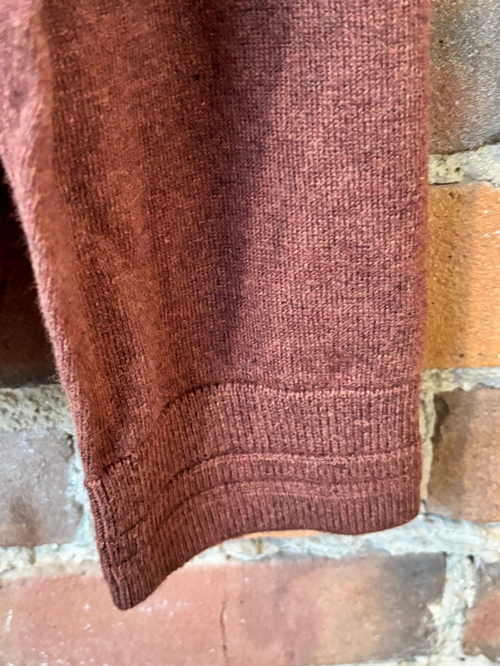 NWT RW&CO Rust Men’s V‑Neck Knit Sweater with Elbow Patches. Size Large. NEW ❤️ - Picture 9 of 12